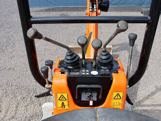 2011-jcb-8008-1475148-48594778