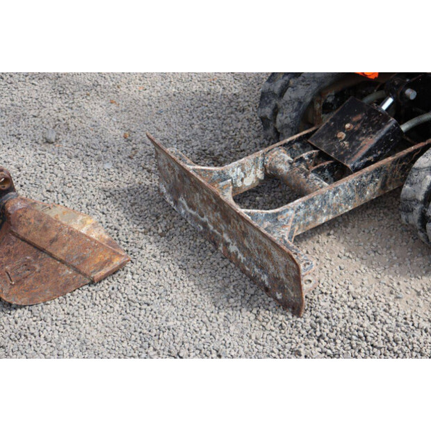 2011 JCB 8008-48594800