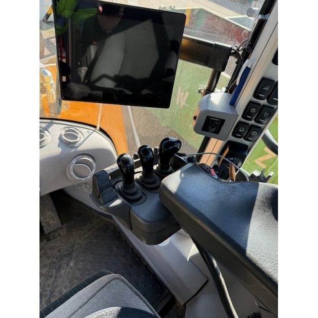 2022 فولفو L150H-48610998