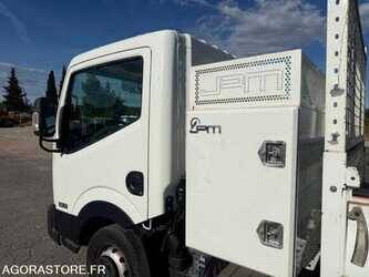 2017-nissan-nt400-48620266