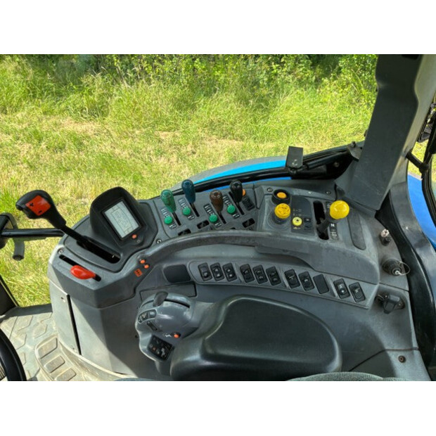 2005 New Holland TS135A-SA-4WD-48686089