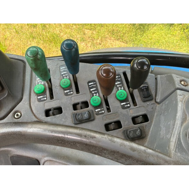 2005 New Holland TS135A-SA-4WD-48686091