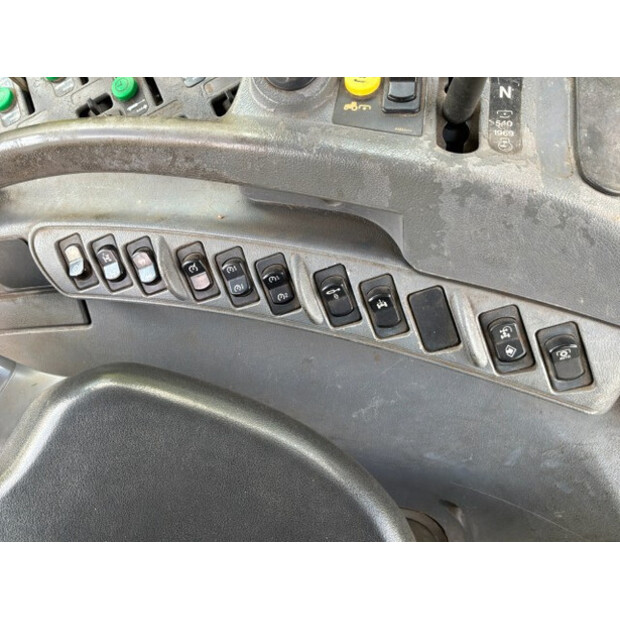 2005 New Holland TS135A-SA-4WD-48686092