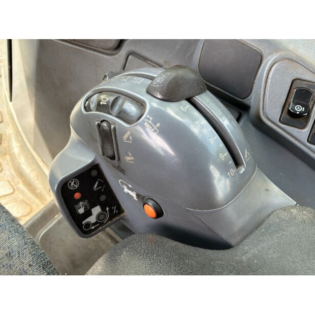 2005 New Holland TS135A-SA-4WD-48686094