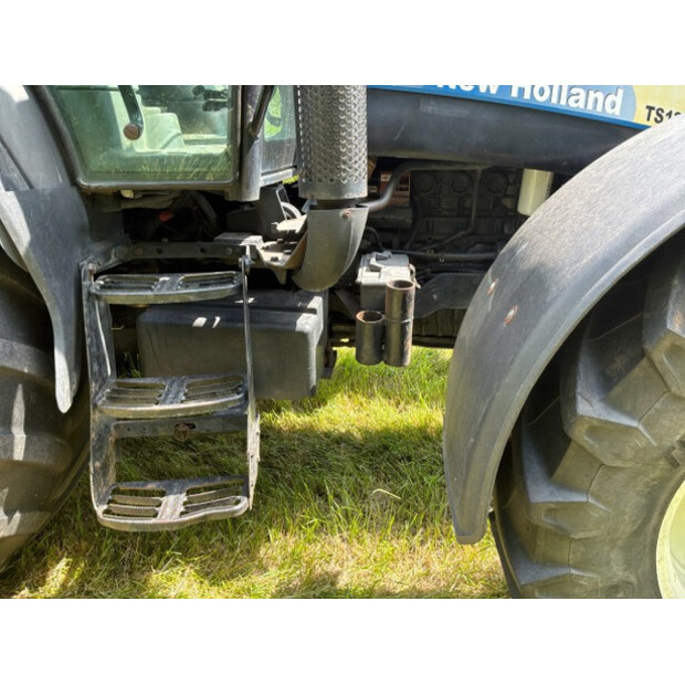 2005 New Holland TS135A-SA-4WD-48686108