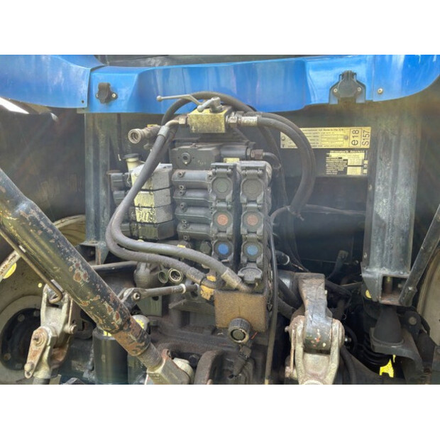 2005 New Holland TS135A-SA-4WD-48686115