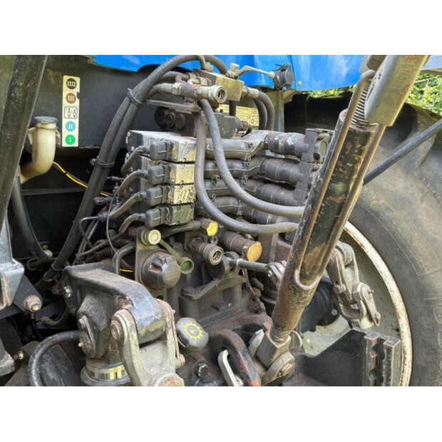2005 New Holland TS135A-SA-4WD-48686116