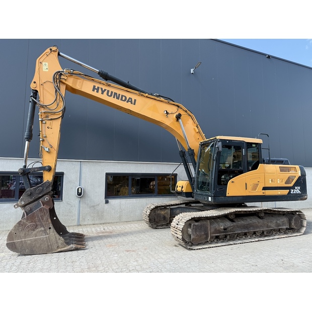 2018 Hyundai HX220L-48698274