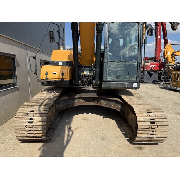 2018 Hyundai HX220L-48698279