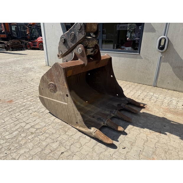 2018 Hyundai HX220L-48698283