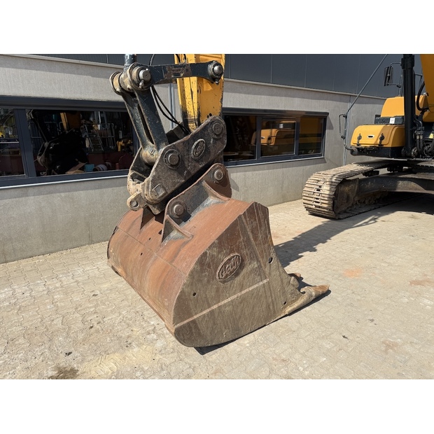 2018 Hyundai HX220L-48698284