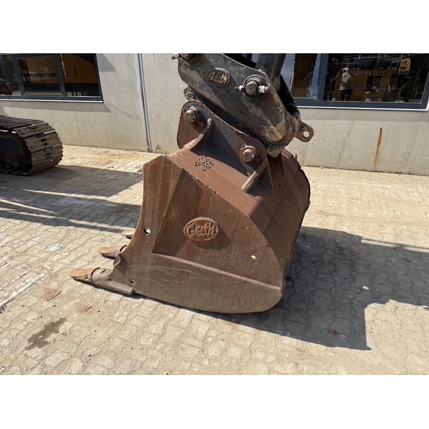2018 Hyundai HX220L-48698286