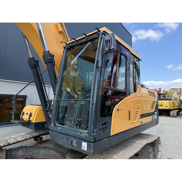 2018 Hyundai HX220L-48698288