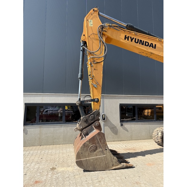 2018 Hyundai HX220L-48698299