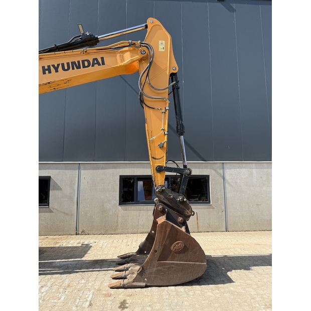 2018 Hyundai HX220L-48698301
