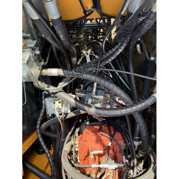 2018 Hyundai HX220L-48698304