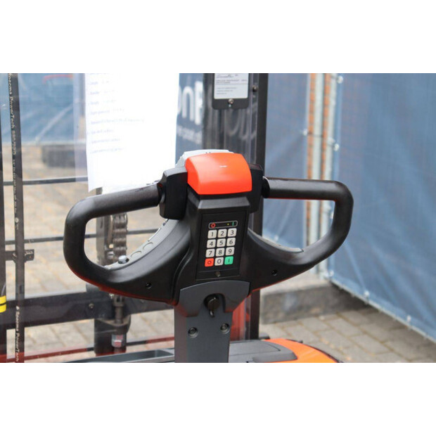 2015 BT SWE140L-48781467