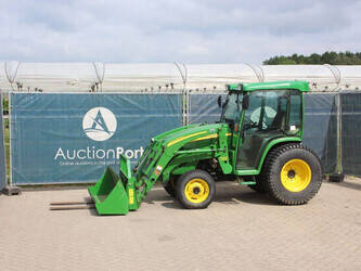 صورة ل تراكتورات زراعية 2003 جون دير 3720
