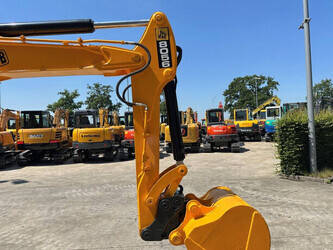 2011-jcb-8056-1478237-48784399
