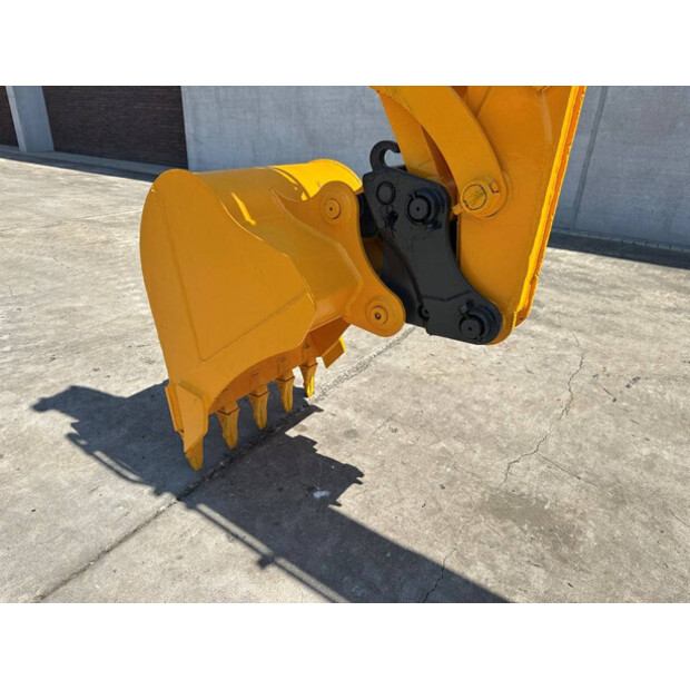 2011 JCB 8056-48832858