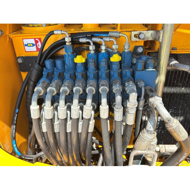 2011 JCB 8056-48832877