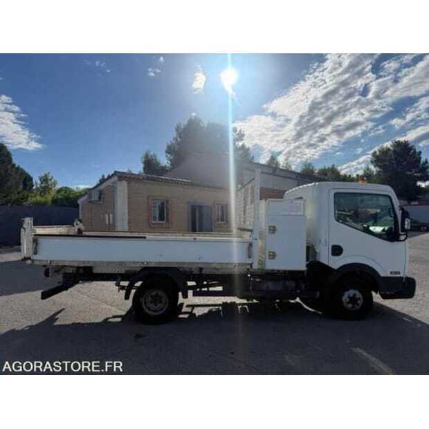 2017 NISSAN NT400-48835708