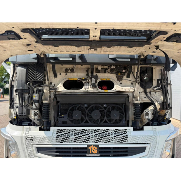 2020 فولفو FH-48842272