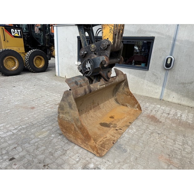 2019 Hyundai HX260NL-48845032