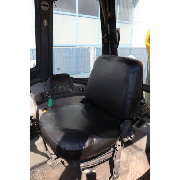 2018 نيو هولاند B80B-SS-48863292