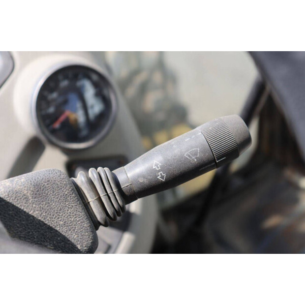 2018 نيو هولاند B80B-SS-48863296