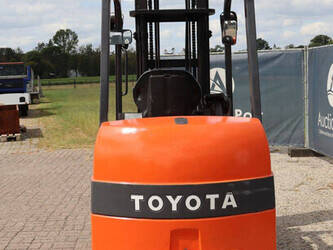 2010-toyota-7fbmf35-1480546-48877019