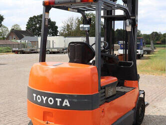 2010-toyota-7fbmf35-1480546-48877020