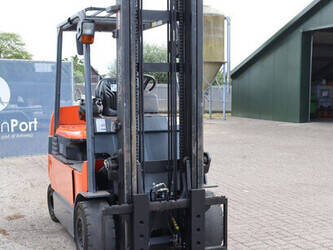 2010-toyota-7fbmf35-1480546-48877021