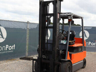 2010-toyota-7fbmf35-1480546-48877023