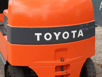 2010-toyota-7fbmf35-1480546-48877031