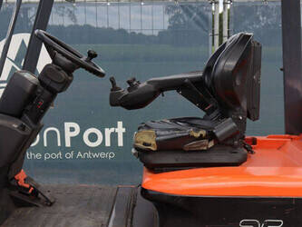 2010-toyota-7fbmf35-1480546-48877034