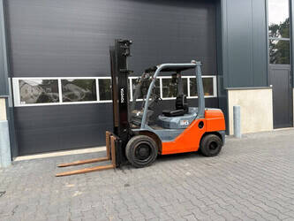 صورة ل رافعات شوكية 2011 تويوتا D-52-8fd30