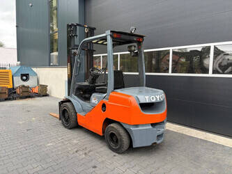 2011-toyota-d-52-8fd30-1480960-48889158