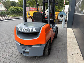 2011-toyota-d-52-8fd30-1480960-48889159