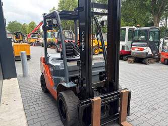 2011-toyota-d-52-8fd30-1480960-48889161