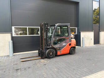 2011-toyota-02-8gf25-48890429