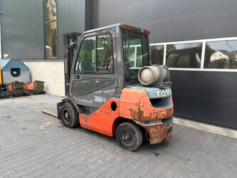 2011-toyota-02-8gf25-48890431