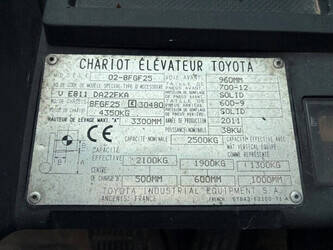 2011-toyota-02-8gf25-48890439