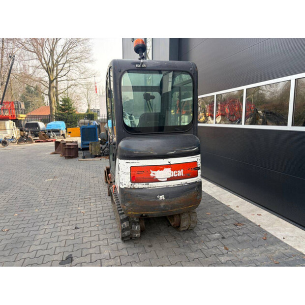 2014 بوبكات E16-48891406