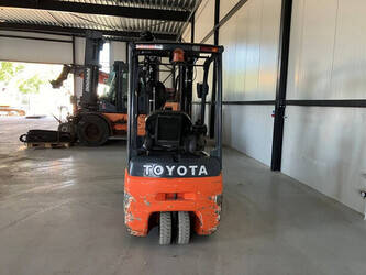 2015-toyota-8fbet15-1481161-48893182