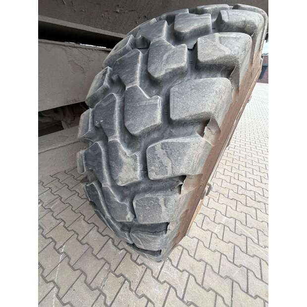 فولفو A25G-48899787