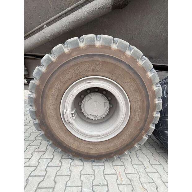 فولفو A25G-48899788