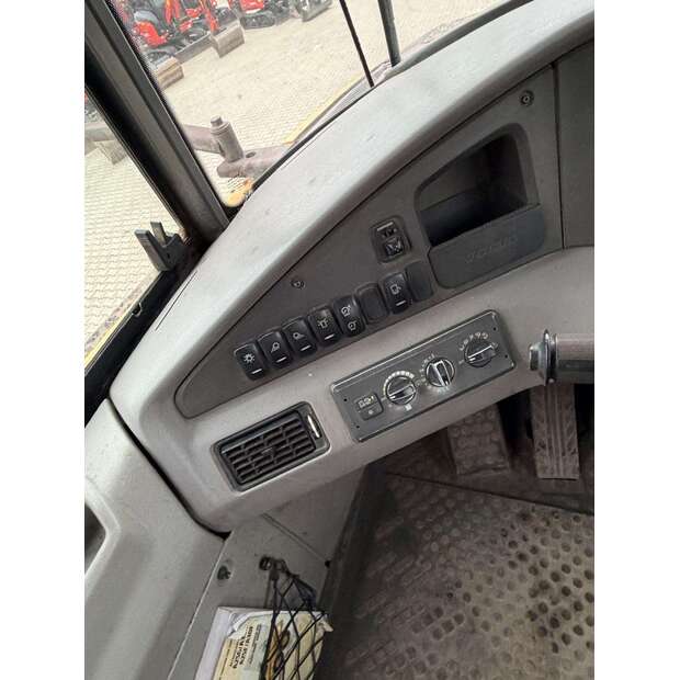 فولفو A25G-48899792