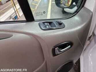 2010-renault-traffic-1481593-48902391