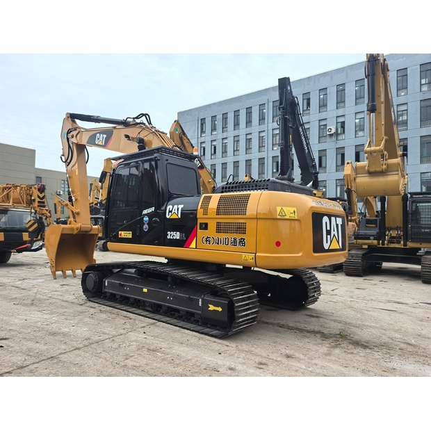 2025 Caterpillar 325D-48943733